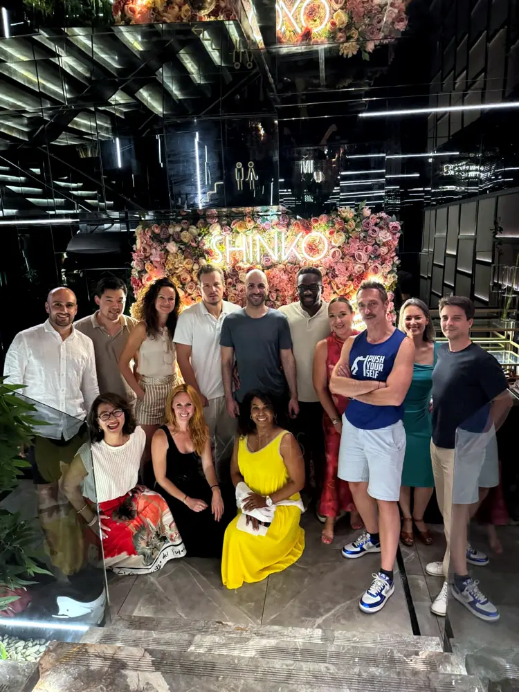 Les membres d'Aftermind réunis pour le dîner d'anniversaire d'Onur au restaurant Shinko à Paris