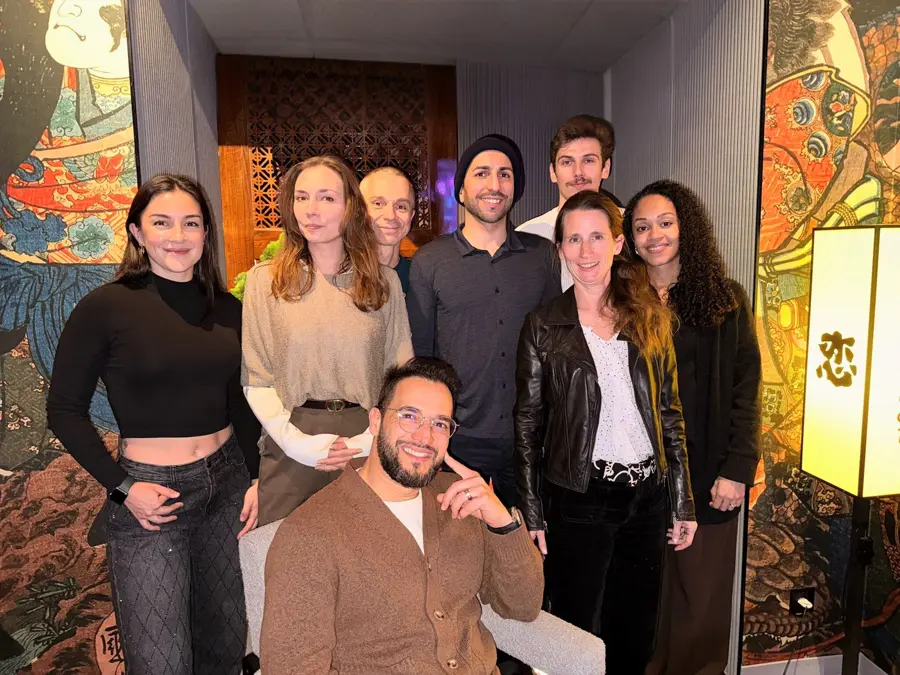 Les convives d'un Link Dinner réunis dans un restaurant à Paris