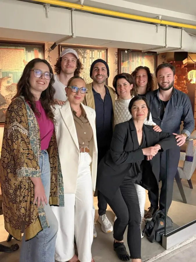 Convives souriants à la fin d'un Link Dinner organisé par Onur